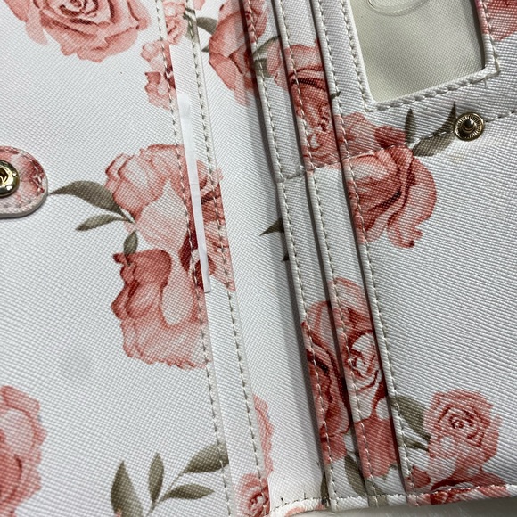 Guess flower wristlet - Picture 3 of 5
